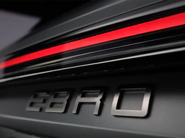logotipo traseiro ebro s900